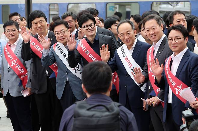 13일 오전 서울역에서 한동훈 대표와 추경호 원내대표 등 국민의힘 지도부가 추석 귀성 인사를 하고 있다. [사진 출처 = 공동취재단, 연합뉴스]