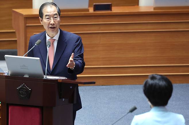 한덕수 국무총리가 지난 12일 오후 국회 본회의장에서 열린 교육·사회·문화 분야 대정부질문에서 더불어민주당 백혜련 의원의 질문에 답하고 있다. [사진 출처 = 연합뉴스]