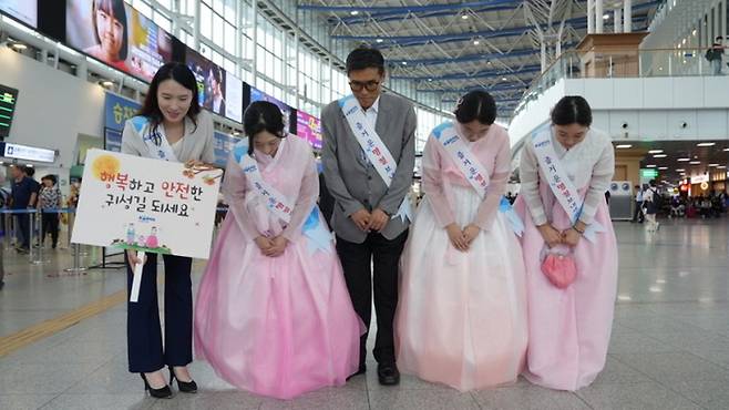 코레일유통 이택상 대표(가운데)와 직원들이 서울역에서 귀성 인사를 하고 있다. [사진제공=코레일유통]