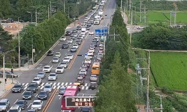 출퇴근 시간대 상습적인 차량 정체가 있는 파주시 '금촌 나들목 진입로' 차로 확장 공사 전 모습. /사진제공=파주시