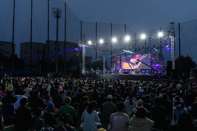 서울 양천구는 28일 오후 2시 30분 신월야구장에서 인기 뮤지션이 참여하는 음악 축제 ‘2024 양천 락(樂)페스티벌’을 개최한다. 지난해 행사 장면.[양천구 제공]