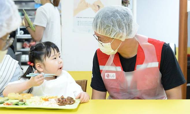 [서울=뉴시스]LG전자는 지난 10일 서울시 강동구의 암사재활원에서 ‘LG전자 임직원들과 함께하는 추석 맞이 특식 지원’ 행사를 열었다. 사진은 이번 봉사활동에 참여한 LG전자 임직원이 암사재활원 소속 아동과 점심 식사를 하고 있는 사진. (사진=LG전자 제공) photo@newsis.com *재판매 및 DB 금지