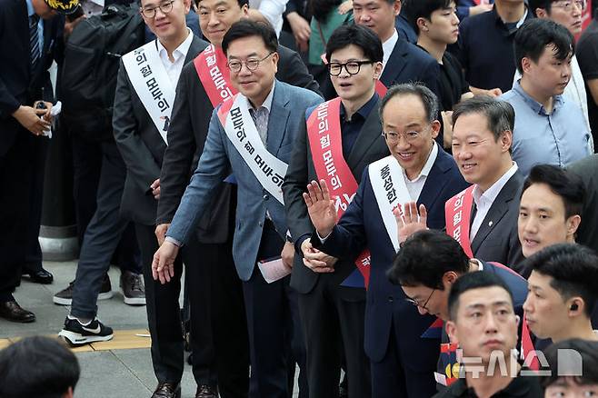 [서울=뉴시스] 조성봉 기자 = 한동훈 국민의힘 대표를 비롯한 지도부가 13일 오전 서울 용산구 서울역KTX 플랫폼에서 귀성객들에게 인사를 하고 있다.(공동취재)2024.09.13. photo@newsis.com