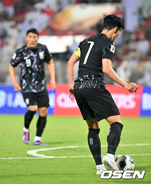 [OSEN=무스카트(오만) 민경훈 기자] 홍명보 감독이 이끄는 대한민국 축구 국가대표팀은 10일 오후 11시(이하 한국시간) 오만 무스카트의 술탄 카부스 종합운동장에서 오만과 2026 국제축구연맹(FIFA) 북중미 월드컵 아시아 지역 3차 예선 B조 2차전 맞대결에서 3-1 승리를 거뒀다.이로써 홍명보호는 지난 팔레스타인전 충격을 딛고 첫 승을 신고하는 데 성공했다.경기를 마치고 대한민국 손흥민이 주민규에게 쐐기골 어시스트를 하고 있다. 2024.09.10 / rumi@osen.co.kr