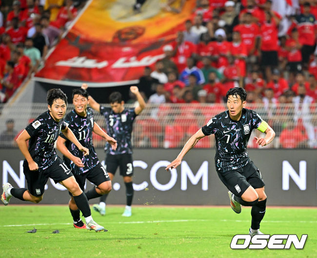 [OSEN=무스카트(오만) 민경훈 기자] 홍명보 감독이 이끄는 대한민국 축구 국가대표팀은 10일 오후 11시(이하 한국시간) 오만 무스카트의 술탄 카부스 종합운동장에서 오만과 2026 국제축구연맹(FIFA) 북중미 월드컵 아시아 지역 3차 예선 B조 2차전 맞대결에서 3-1 승리를 거뒀다.이로써 홍명보호는 지난 팔레스타인전 충격을 딛고 첫 승을 신고하는 데 성공했다.후반 대한민국 손흥민이 팀의 두 번째 골을 성공시키고 이강인, 황희찬과 함께 달려나오고 있다. 2024.09.10 / rumi@osen.co.kr