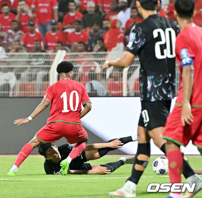 [OSEN=무스카트(오만) 민경훈 기자] 홍명보 감독이 이끄는 대한민국 축구 국가대표팀은 10일 오후 11시(이하 한국시간) 오만 무스카트의 술탄 카부스 종합운동장에서 오만과 2026 국제축구연맹(FIFA) 북중미 월드컵 아시아 지역 3차 예선 B조 2차전 맞대결에서 3-1 승리를 거뒀다.이로써 홍명보호는 지난 팔레스타인전 충격을 딛고 첫 승을 신고하는 데 성공했다.후반 대한민국 손흥민이 페널티킥 판정을 얻어내고 있다. 이후 비디오 판독을 통해 마닝 주심이 페널티킥을 취소했다. 2024.09.10 / rumi@osen.co.kr