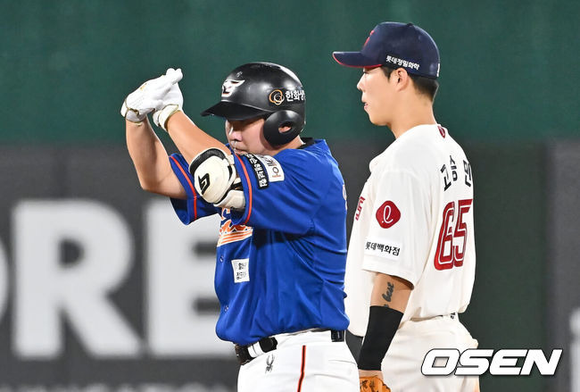 [OSEN=부산, 이석우 기자] 13일 부산 사직야구장에서 2024 신한 SOL 뱅크 KBO 리그 롯데 자이언츠와 한화 이글스의 경기가 열렸다. 홈팀 롯데는 박세웅이 선발 출전하고 한화는 류현진이 선발 출전했다.한화 이글스 안치홍이 7회초 2사 1,2루 좌익수 왼쪽 2타점 2루타를 치고 세리머니를 하고 있다. 2024.09.13 / foto0307@osen.co.kr