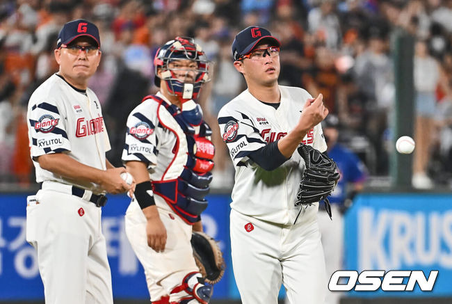 [OSEN=부산, 이석우 기자] 13일 부산 사직야구장에서 2024 신한 SOL 뱅크 KBO 리그 롯데 자이언츠와 한화 이글스의 경기가 열렸다. 홈팀 롯데는 박세웅이 선발 출전하고 한화는 류현진이 선발 출전했다.롯데 자이언츠 선발 투수 박세웅이 7회초 교체되고 있다. 2024.09.13 / foto0307@osen.co.kr