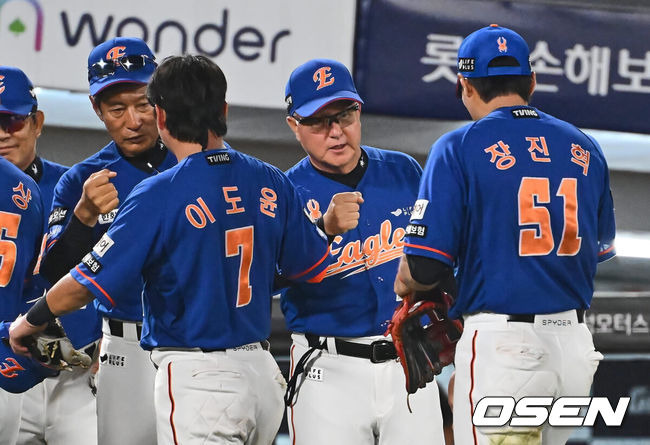 [OSEN=부산, 이석우 기자] 13일 부산 사직야구장에서 2024 신한 SOL 뱅크 KBO 리그 롯데 자이언츠와 한화 이글스의 경기가 열렸다. 홈팀 롯데는 박세웅이 선발 출전하고 한화는 류현진이 선발 출전했다.한화 이글스 김경문 감독이 롯데 자이언츠에 8-4로 승리한 후 기쁨을 나누고 있다. 2024.09.13 / foto0307@osen.co.kr