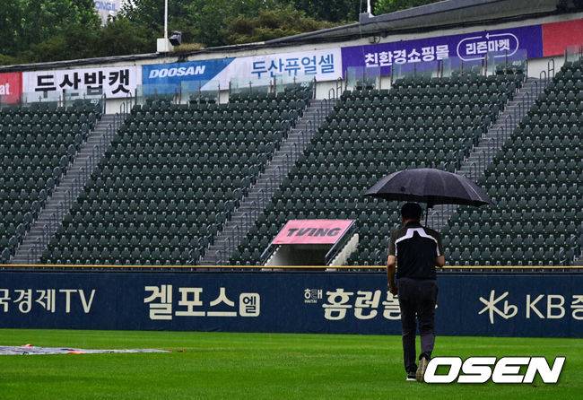 [OSEN=잠실, 지형준 기자] 두산 베어스와 NC 다이노스가 13일 오후 6시 30분 서울 잠실구장에서 열리는 2024 신한 SOL뱅크 KBO리그 시즌 15번째 맞대결을 앞두고 있다.&nbsp;현재 3시 40분 잠실구장은 많은 양의 비가 내리고 있다. 오후 5시부터 8시 사이 집중 호우가 쏟아질 것으로 예상, 예보가 현실이 될 경우 경기 개시는 불가하다.&nbsp;다행히 이날 경기는 오는 24일 예비일이 편성돼 있다.김시진 경기감독관이 그라운드를 살피고 있다. 2024.09.13 / jpnews@osen.co.kr