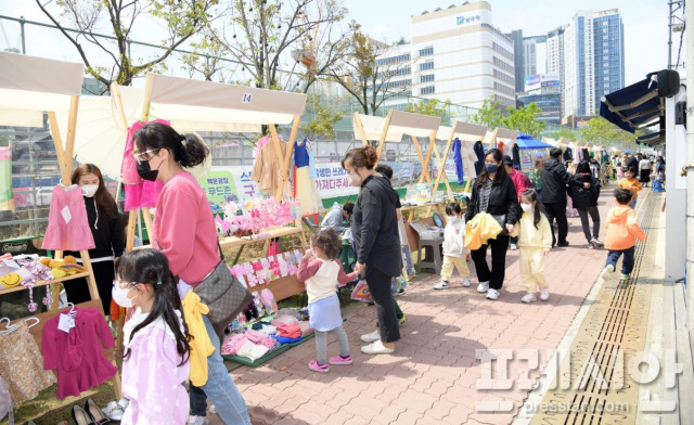 ▲남구 백운광장 스트리트푸드존 장터를 둘러보는 구민들ⓒ광주 남구