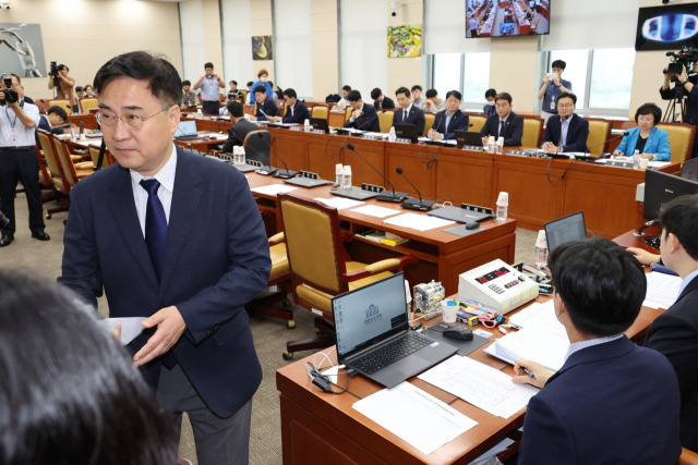 ▲국회 과학기술정보방송통신위원회 국민의힘 최형두 간사가 13일 오전 서울 여의도 국회에서 열린 과방위 전체회의에서 경찰의 방송통신심의위원회 사무실 압수수색과 관련해 긴급 현안질의를 야당이 강행하는 것에 대해 항의하며 퇴장하고 있다. ⓒ연합뉴스