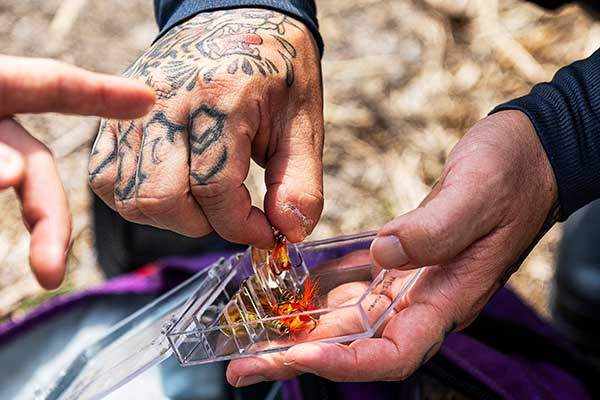 루어를 고르고 있는 오다길씨. 그의 엄지손가락 모양이 이상하다. 초등학교 때 시골에서 놀다가 다쳤다. 이 때문에 낚싯줄 다루기가 조금 불편하다고 했다. (그는 불편한 손가락으로 정교한 그림도 그린다)