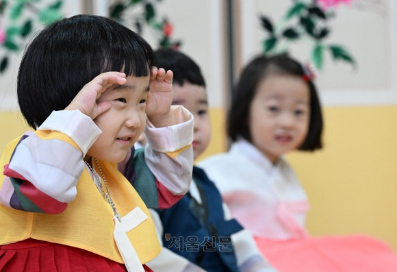 아프지 말고, 웃을 일 많은 추석 보내세요 - 추석 연휴를 앞둔 12일 서울 중랑구 태화어린이집 어린이들이 알록달록 한복을 차려입고 절하는 방법을 배우며 명절 문화를 체험하고 있다. 주말부터 오는 18일까지 이어지는 올 추석 연휴에는 약 3700만명이 가족과 친지들을 만나기 위해 이동할 것으로 예상된다.   도준석 전문기자