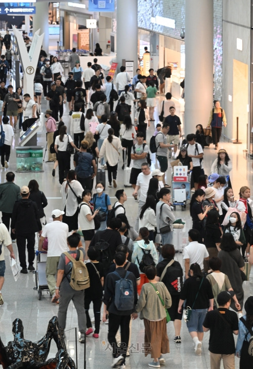 북적북적 공항… 추캉스 떠나요 - 12일 오전 인천국제공항 제1여객터미널 출국장이 추석 연휴를 맞아 여행을 떠나는 사람들로 붐비고 있다.인천국제공항공사가 지난달 실시한 ‘2024년 추석 연휴 해외여행 의향 조사’에 따르면 응답자의 11.2%가 연휴 기간 해외여행을 갈 계획이 있다고 밝혔다. 이는 2020년 첫 조사를 실시한 이래 가장 높은 수치다. 도준석 전문기자