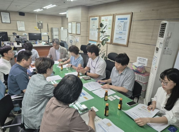 홍제역 공실 상가 청소년 공간 활용 사업 관련 관계자 간담회- 문성호 서울시의원(오른쪽 가운데), 강민하 서대문구의원(오른쪽 두 번째), 서울시 교통실, 서울교통공사, 서대문구청 관계자 등