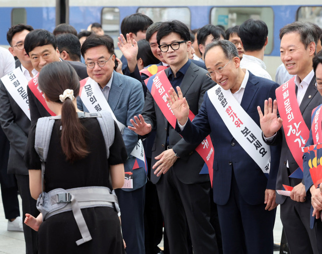 한동훈 대표와 추경호 원내대표 등 국민의힘 지도부가 13일 오전 서울역에서 추석 귀성 인사를 하고 있다. 연합뉴스