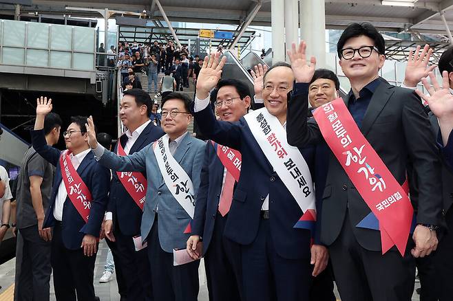 9월13일 오전 서울역에서 국민의힘 한동훈 대표와 추경호 원내대표 등이 추석 귀성 인사를 하고 있다. ⓒ연합뉴스