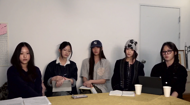 뉴진스 멤버 5명이 9월11일 긴급 유튜브 라이브 방송을 진행한 모습. ⓒ유튜브 캡처