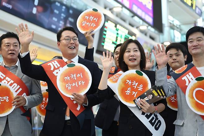 개혁신당 허은아 대표와 천하람 원내대표가 추석 연휴를 앞둔 9월13일 오전 서울역에서 귀성길에 오른 시민들을 향해 인사하고 있다. ⓒ연합뉴스