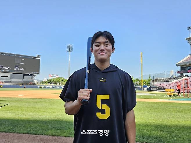 KIA 김도영이 광주-기아챔피언스필드에서 스포츠경향과 인터뷰 뒤 밝은 표정으로 더 활기찬 올시즌을 다짐하고 있다. 광주 | 김은진 기자