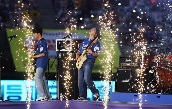 밴드 데이식스가 지난 7일 인천 SSG랜더스필드에서 열린 2024 KBO 올스타전에서 축하 공연하고 있다. SSG 랜더스 제공