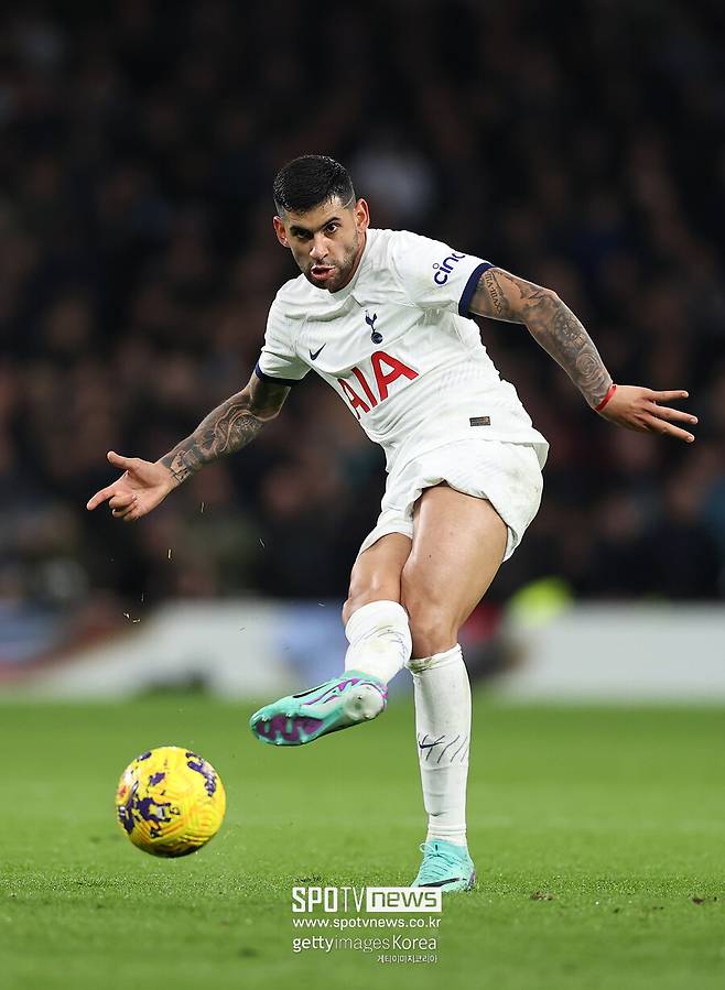 ▲ 크리스티안 로메로는 토트넘 홋스퍼와 2027년까지 계약되어 있다. 지난 여름 이적시장엔 빅클럽들의 관심을 거절했던 토트넘이지만 다음 여름 이적시장에선 남은 계약 기간이 줄어드는 만큼 판매 부담을 피할 수 없다. 토트넘은 로메로와 재계약하겠다는 방침이다.