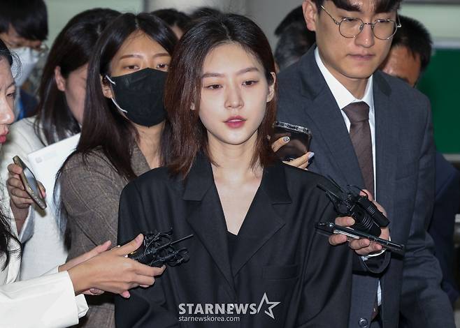 음주운전 사고로 물의를 일으킨 배우 김새론이 5일 오전 서울 서초구 중앙지방법원에서 열린 1심 선고공판을 마친 뒤 법원을 나서고 있다. /2023.04.05