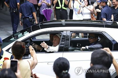 싱가포르서 아이오닉5 탄 교황 (AP=연합뉴스) 프란치스코 교황이 지난 12일 싱가포르에서 아이오닉5를 탄 채 이동하고 있다. 2024.9.13