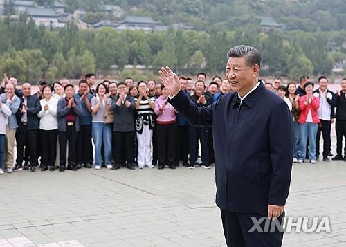 지역주민들과 만나는 시진핑 중국 국가주석 [신화 연합뉴스]