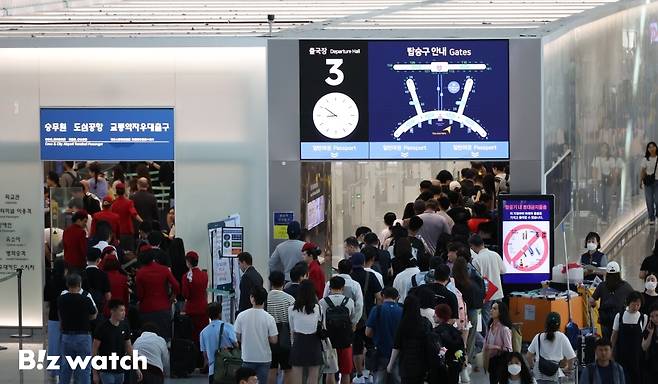 추석연휴를 이틀 앞둔 지난 12일 인천국제공항 출국장이 해외여행객들로 붐비고 있다./사진=이명근 기자 qwe123@