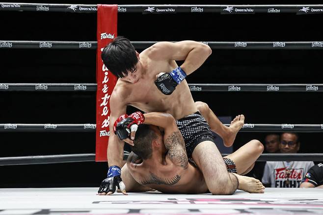 남대현(블루)과 타나왓(레드)의 경기 모습. 사진=링 챔피언십, 박종혁 기자