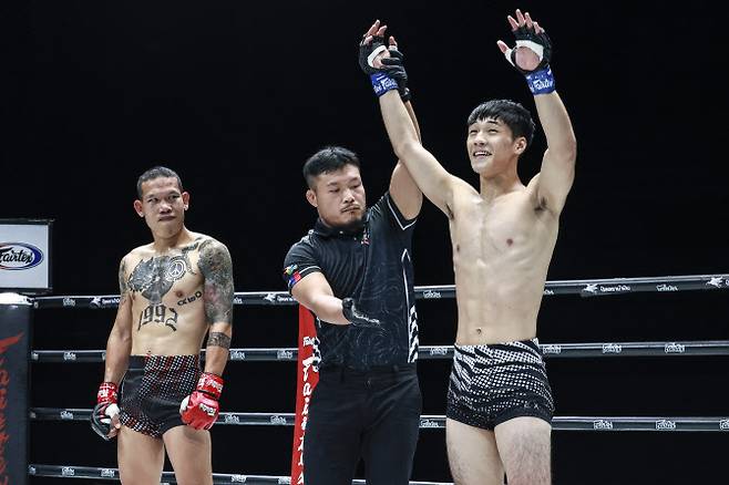 남대현(블루)과 타나왓(레드)의 경기 모습. 사진=링 챔피언십, 박종혁 기자