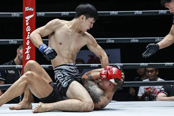 남대현(블루)과 타나왓(레드)의  경기 모습. 사진=링 챔피언십, 박종혁 기자