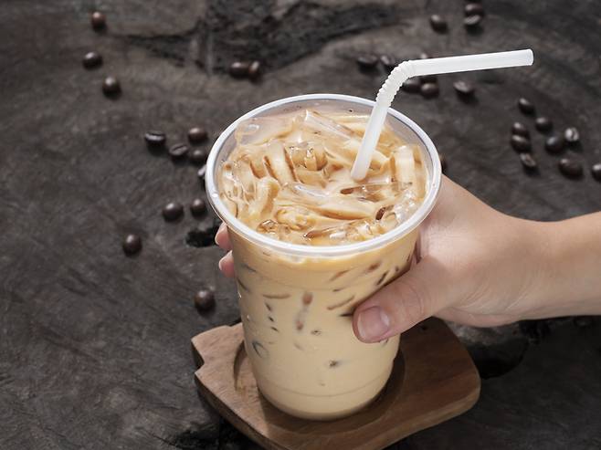 아이스커피를 마신 뒤, 남은 얼음을 씹어 먹는 사람이 꽤 많다. 치아 건강에 해로운 나쁜 습관은 속히 고치는 게 좋다. [사진=게티이미지뱅크]