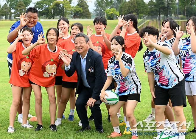 24일 용산어린이공원에서 2024 청소년스포츠한마당 태그럭비 대회가 열렸다. 최윤 대한럭비협회장이 참가 선수들과 기념촬영을 하고 있다. 용산=허상욱 기자 wook@sportschosun.com/2024.08.24/