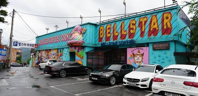 김종석이 8년전 오픈한 서울 외곽 북한강변에 오픈한 빵공장 1호점 '벨스타'는 전체 부지가 700평으로 평당 3000만 원 정도로 자산가치는 땅값만 200억이 넘는다. 사진 위는 양수리에 오픈한 2호점 전경. /벨스타 제공