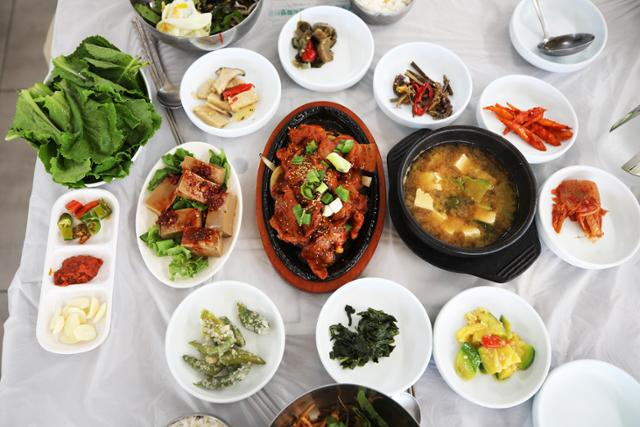 국태가든의 흑돈제육+비빔밥+묵+된장찌개 세트 메뉴. 2인 3만4,000원, 진안고원 스마트관광 쿠폰을 제시하면 10% 할인된다. ⓒ박준규