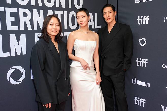 TORONTO, ONTARIO - SEPTEMBER 13: (L-R) E.oni, Kim Go-eun and Steve Sanghyun Noh attend the premiere of "Love in the Big City" during the 2024 Toronto International Film Festival at Royal Alexandra Theatre on September 13, 2024 in Toronto, Ontario. (Photo by Dominik Magdziak/Getty Images)