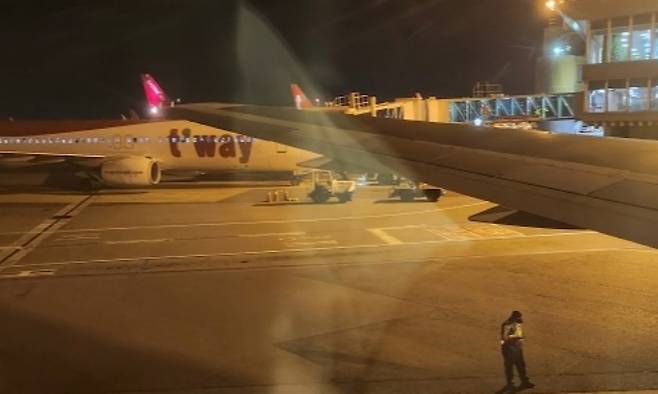 13일 밤 제주공항에서 드론 추정 물체가 비행하는게 확인되면서 한때 항공기 운항이 중단됐다. (시청자 제공)