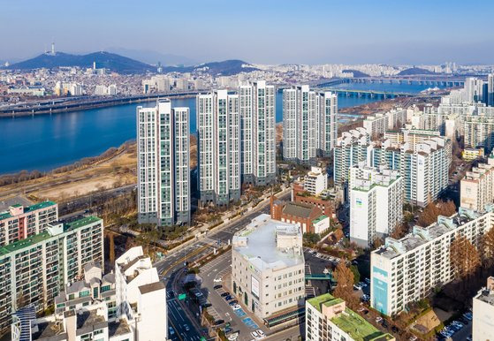 신반포5차를 재건축한 한강변 아크로리버뷰. 서울연구데이터서비스