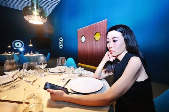 전시장에 실제 레스토랑을 옮겨놓은 듯한 '더 클라우드(The Cloud)' 안에 실물 크기 극사실주의 여성 인물상 '대화'가 있다. 혼자 앉아 손에 든 스마트폰으로 끊임없이 대화하는 모습이다. 대화 영상은 작가들이 쓴 대본을 토대로 연기자가 촬영했다. 연합뉴스