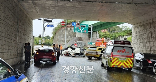 충남 서산시 음암면 탐곡교차로 부근에서 14일 빗길 교통사고가 발생해 1명이 숨지고 2명이 크게 다쳤다. 연합뉴스