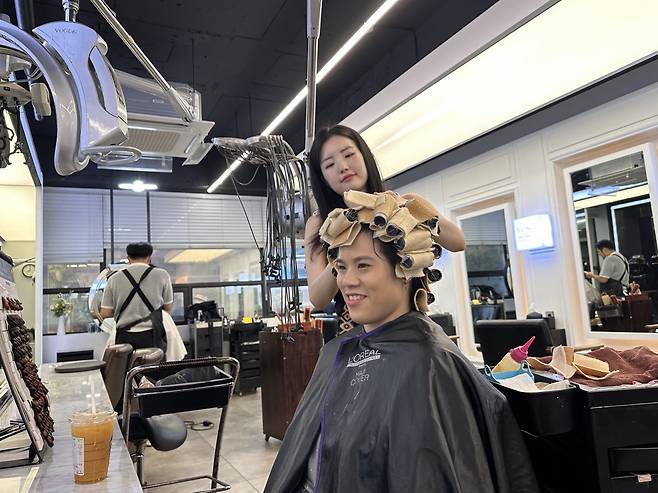 Janell Ng from New Zealand is getting her hair done in a hair salon in Gangnam-gu, Seoul. (The Korea Herald/ Choi Jeong-yoon)