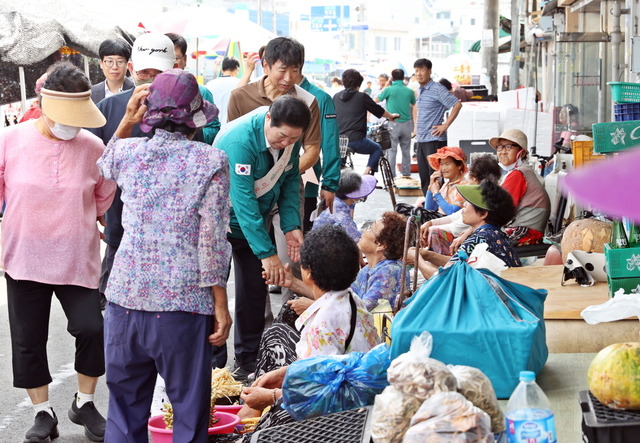 공영민 고흥군수, 추석 앞도고 전통시장 현장 방문. 고흥군 제공