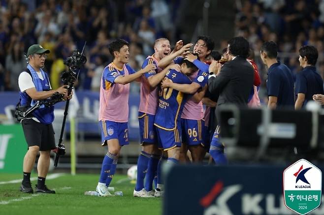 강윤구의 선제골을 축하해 주고 있는 울산 선수들. 사진=한국프로축구연맹