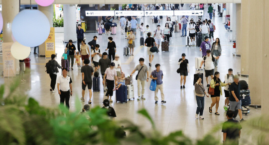 추석 연휴 전날 붐비는 제주공항  추석 연휴를 하루 앞둔 13일 오전 제주국제공항 도착층이 귀성객과 관광객들로 북적이고 있다. 연합뉴스