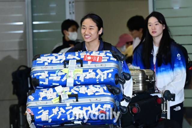 2024년 8월 7일 여자 배드민턴 세계랭킹 1위 안세영이 ' 2024 파리올림픽' 배드민턴 여자 단식 결승전에서 중국 허빙자오를 2-0(21-13, 21-16)으로 꺽고 금메달을 걸고 인천국제공항으로 귀국했다./마이데일리