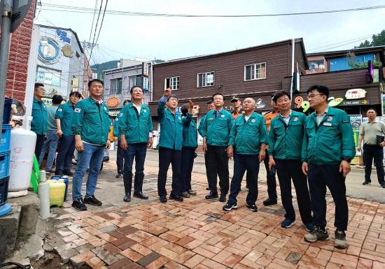 경북도의회 건설소방위원들이 14일, 추석 연휴를 뒤로하고  울릉군 폭우피해 현장을 찾아 긴급 복구 상황을 점검하고 있다.(경북도의회제공)