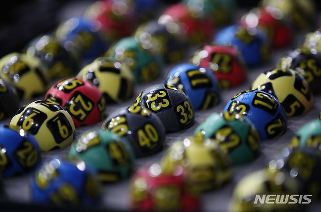 [서울=뉴시스] 김진아 기자 = 추첨 번호가 새겨진 로또. 2023.06.10. bluesoda@newsis.com